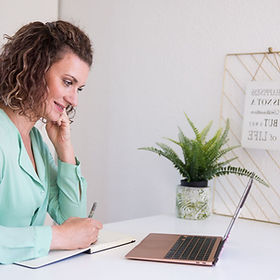 Anja bei einer Online Coaching Session zuhörend, macht sich Notizen.
