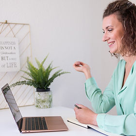 Anja bei einer Online Coaching Session lächelnd.